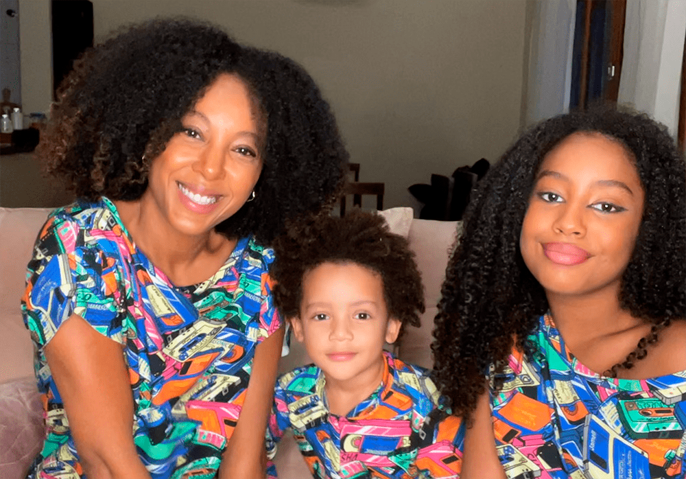 Fora, preconceito: Negra Li, sua filha e seu filho posam para a foto, sorrindo com cabelos cacheados e roupas com a mesma estampa. 