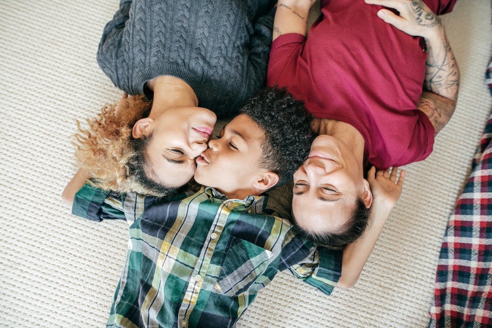 foto de mãe lésbicas e filho