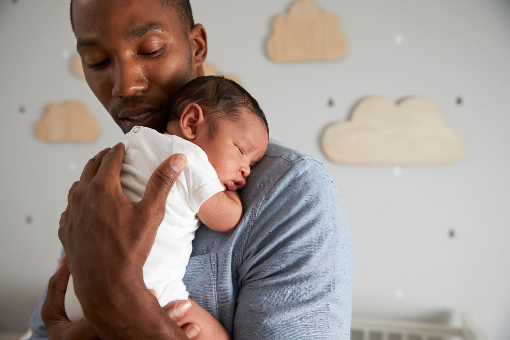 Durante a licença parental, pai cuida do filho recém-nascido