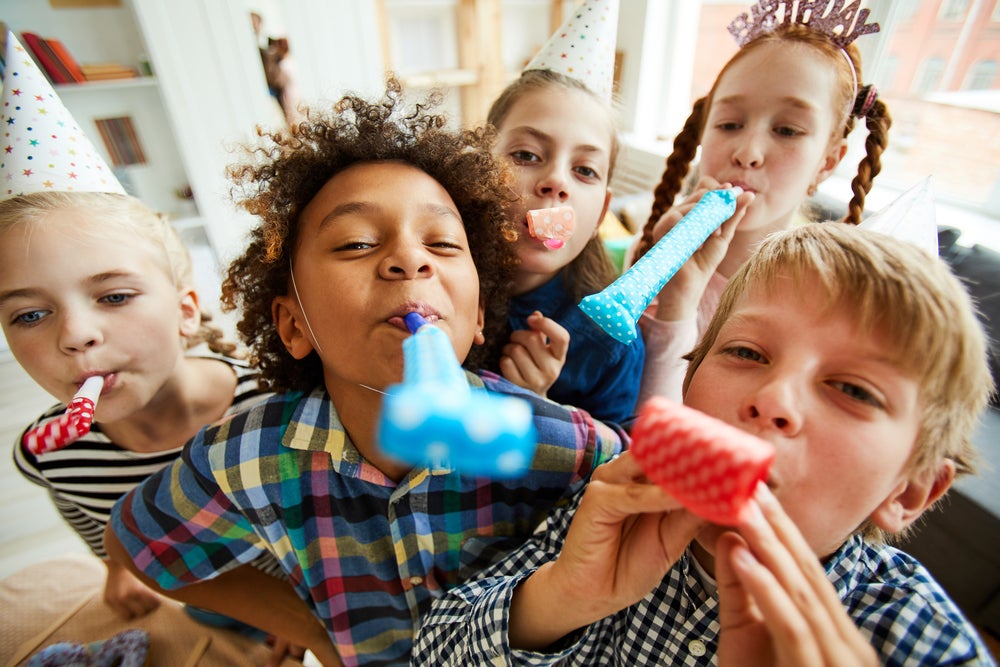 crianças curtindo festa de aniversário