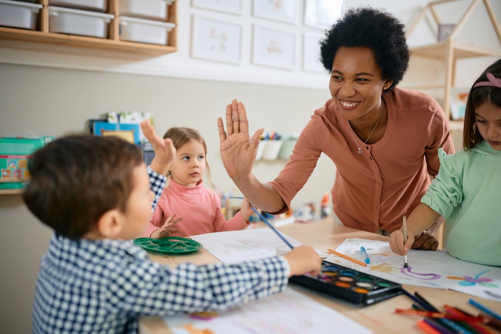 professora se divertindo em sala de aula com os alunos