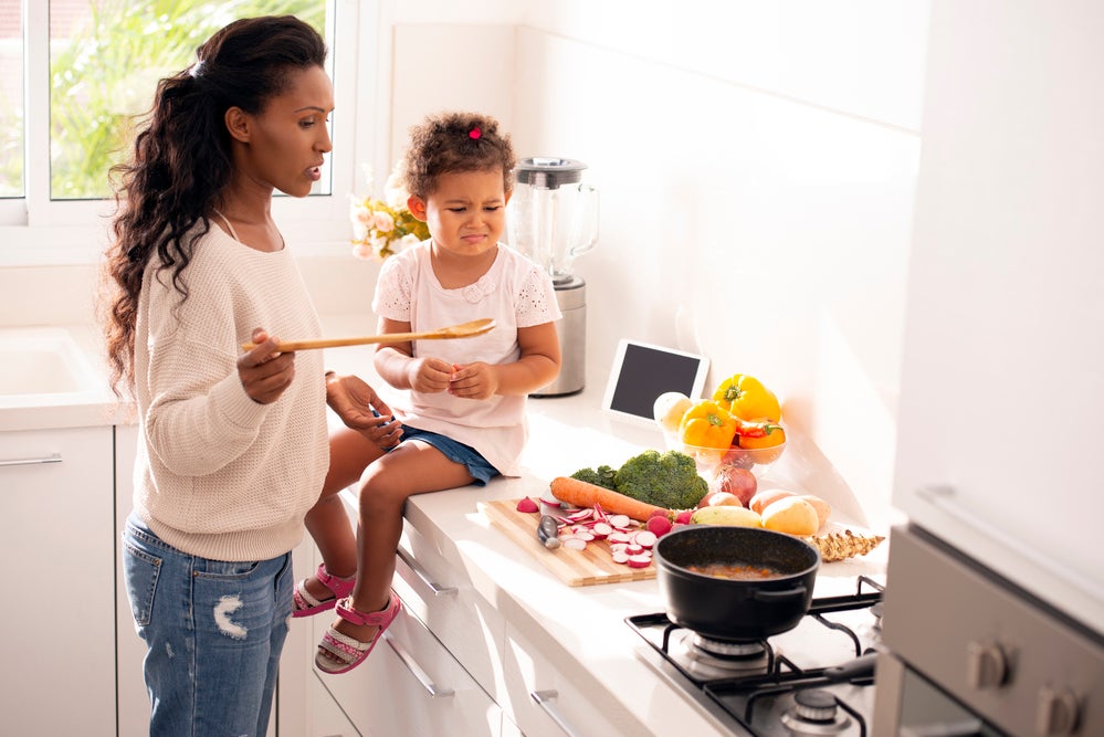 Mãe alimentando sua filha