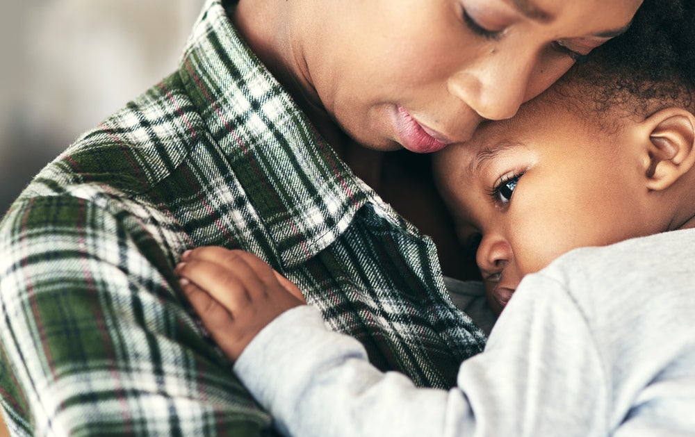 Mãe com filho no colo