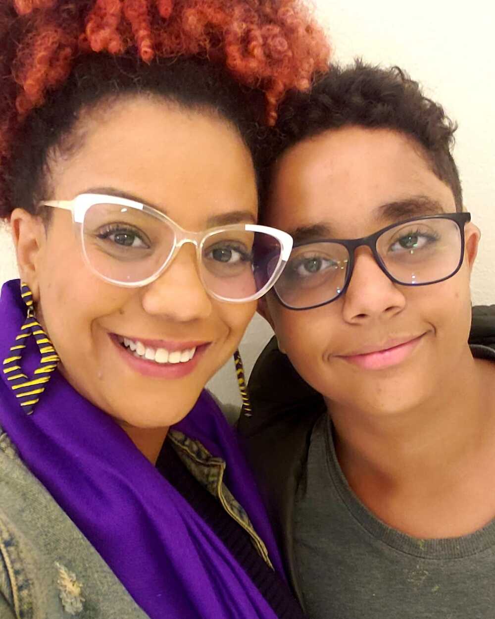 Selfie da Monique junto com o filho dela. Eles estão sorrindo, com os rostos próximos um do outro.