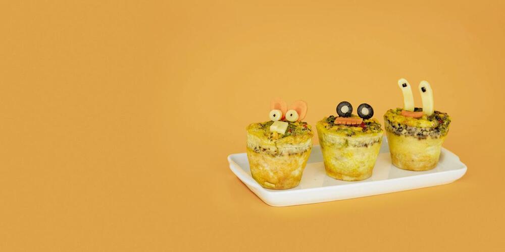 Alimentação saudável: foto de muffins com olhinhos feitos de comida. 