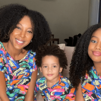 Fora, preconceito: Negra Li, sua filha e seu filho posam para a foto, sorrindo com cabelos cacheados e roupas com a mesma estampa. 