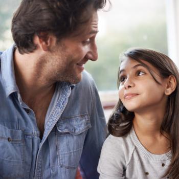 Pais separados: como apresentar novos parceiros aos filhos? Ilustrando um pai separado, um homem adulto conversa sozinho com uma criança