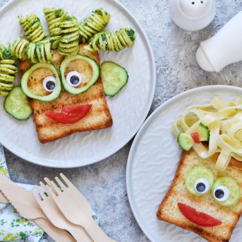 Foto de pratos decorados com comidas de forma a fome emocional