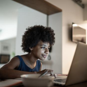 Controle Parental: uma internet segura para as crianças Uma criança navega pela internet de forma segura e com controle parental.