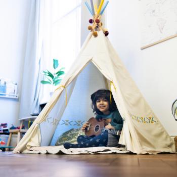 Quarto montessoriano: um ambiente que estimula a autonomia O quarto montessoriano, além de charmoso, é um ambiente que estimula o desenvolvimento e a autonomia da criança; veja dicas