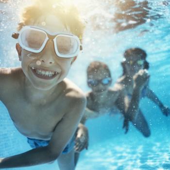 A natação infantil ajuda no desenvolvimento das crianças unindo diversão e saúde no mesmo esporte. Veja dicas para praticar em segurança.