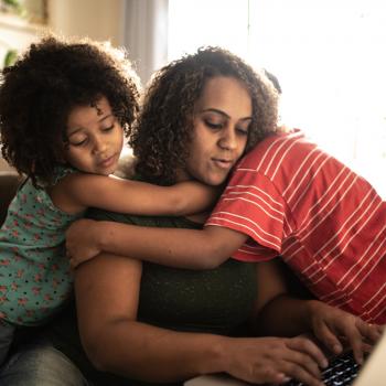 mãe e filhos se abraçam representando o acolhimento