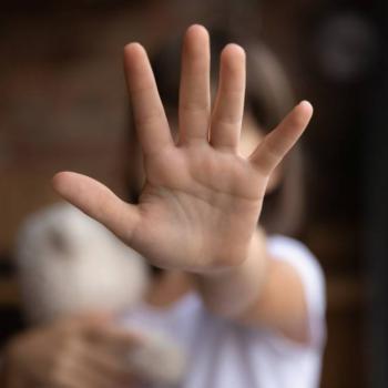 Bullying: como identificá-lo e como lidar? Uma criança estende a mão aberta para a câmera, um dos símbolos da luta contra o bullying nas escolas.