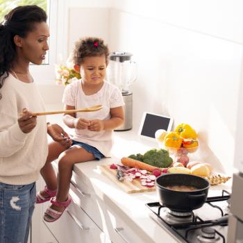 Mãe alimentando sua filha