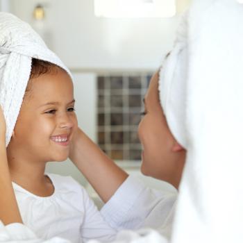 mãe e filha com toalhas na cabeça pós banho