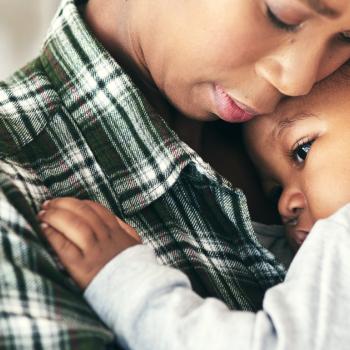 Mãe com filho no colo