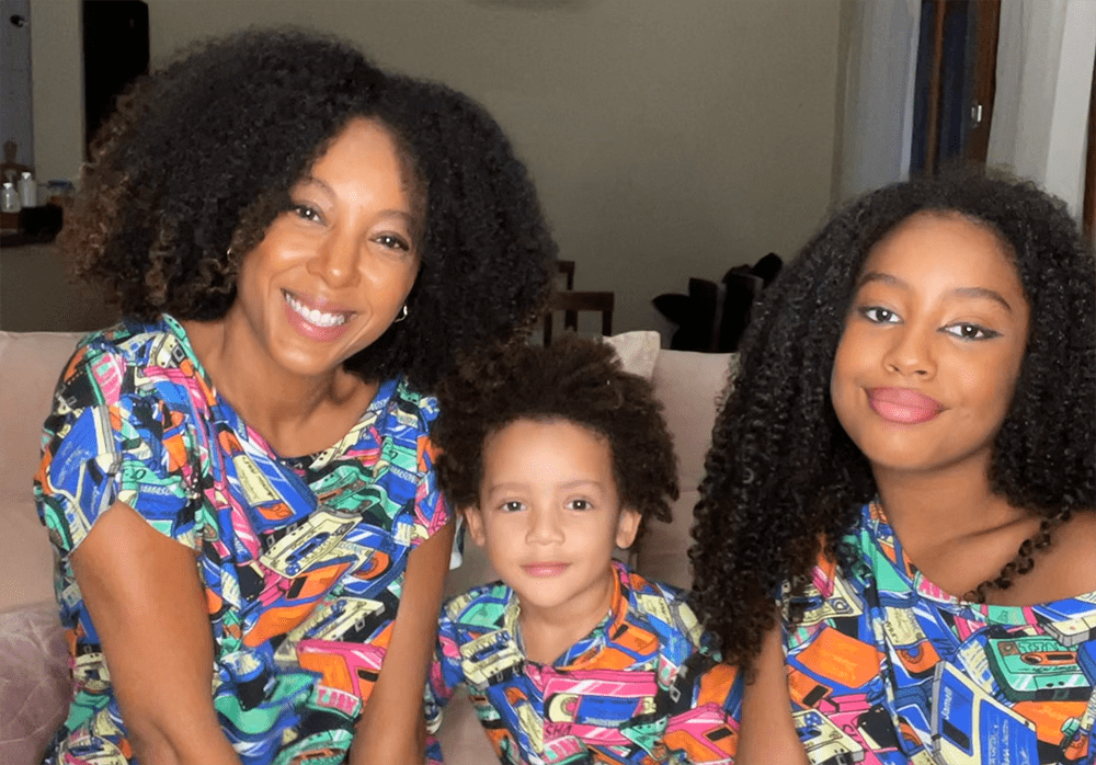 Fora, preconceito: Negra Li, sua filha e seu filho posam para a foto, sorrindo com cabelos cacheados e roupas com a mesma estampa. 