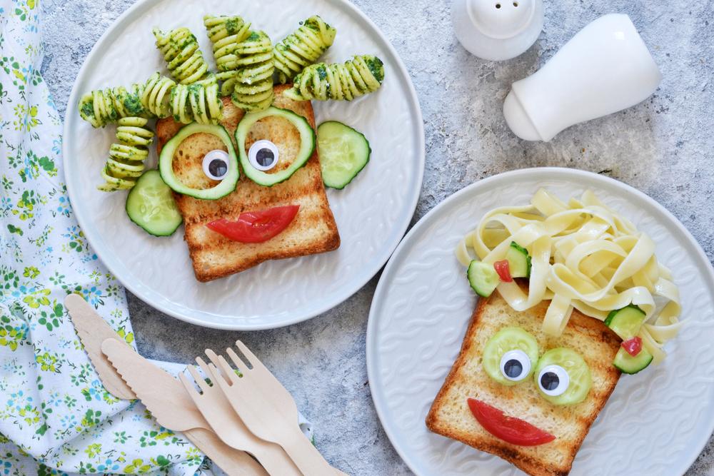 Foto de pratos decorados com comidas de forma a fome emocional