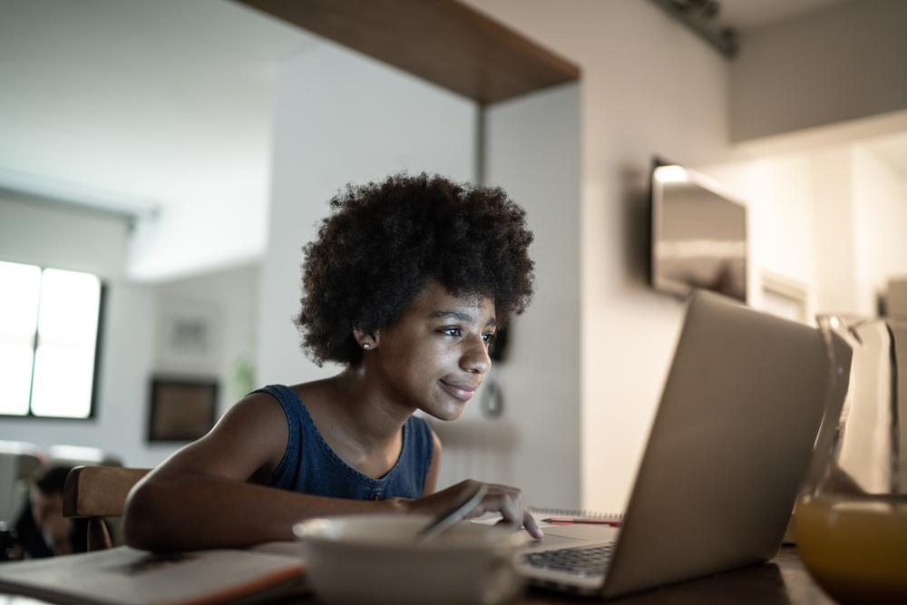 Uma criança navega pela internet de forma segura e com controle parental. 